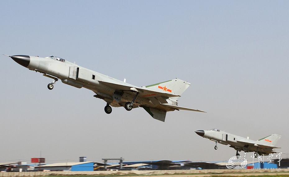 军方曝猛图最新歼8fr侦察机编队出动执勤