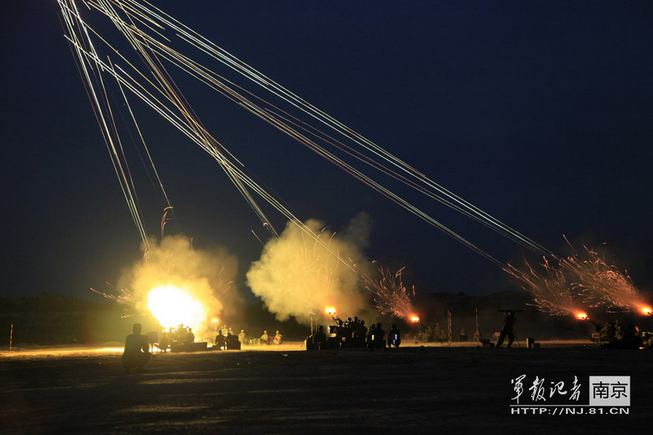 解放军高炮群夜间齐射箭似流星美轮美奂