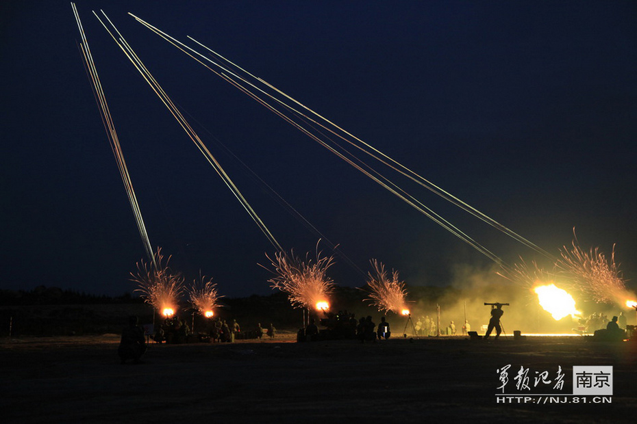 解放军高炮群夜间齐射箭似流星美轮美奂