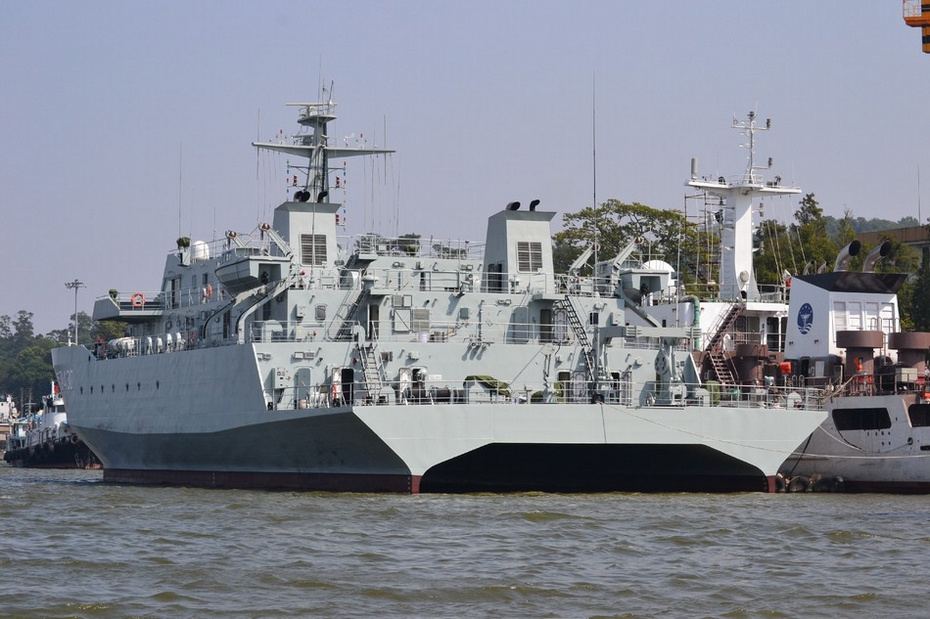 少见中国海军新型双体船成群在军港出现