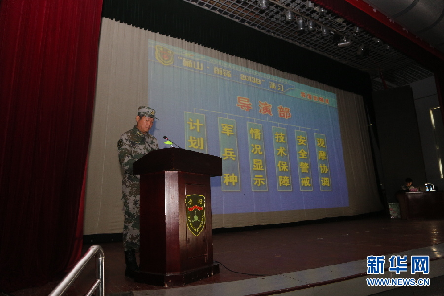 6日中午在某炮兵旅礼堂,演习副总导演段应民大校在介绍演习整体情况.