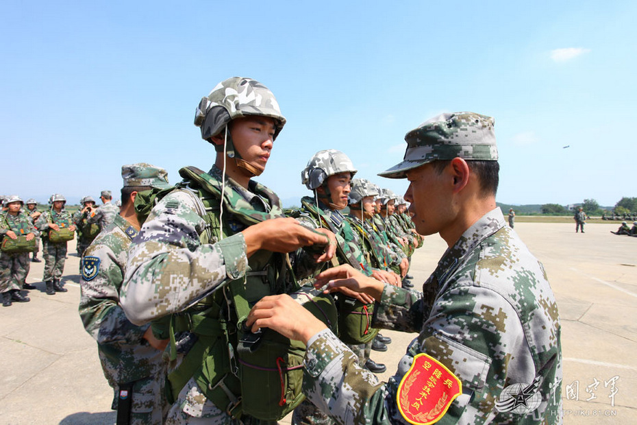 中国空降兵伞降训练 学员成串跃下如上演大片