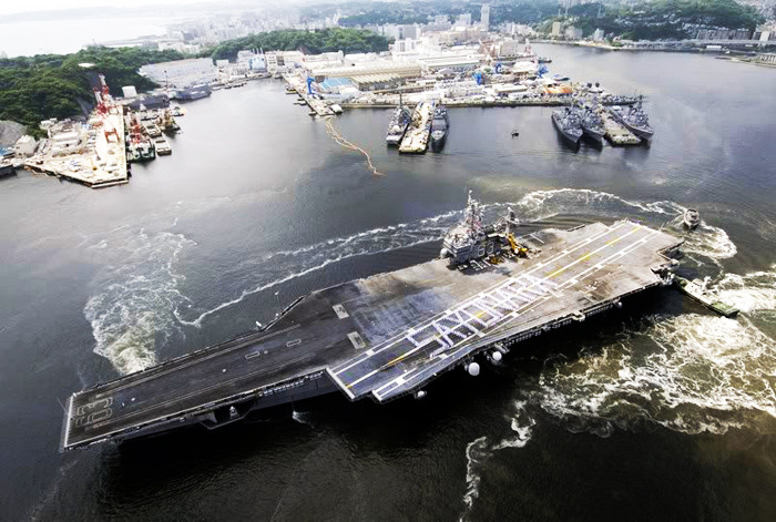 2008年,小鹰号航母离开日本横须贺军港,官兵在甲板上排出sayonara