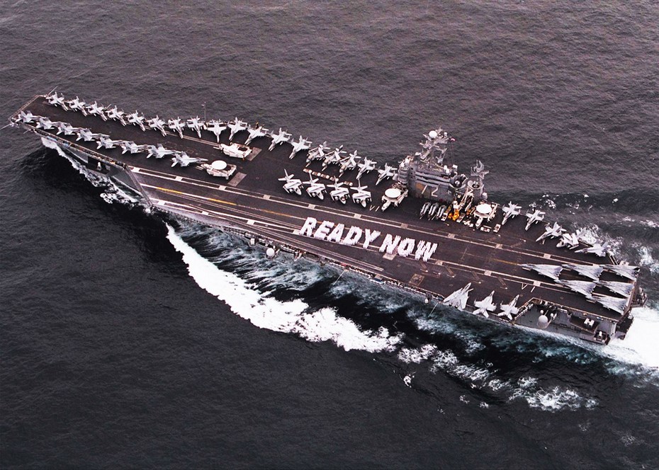 美国航母"亚伯拉罕·林肯"号官兵在甲板上排出ready now("时刻准备着