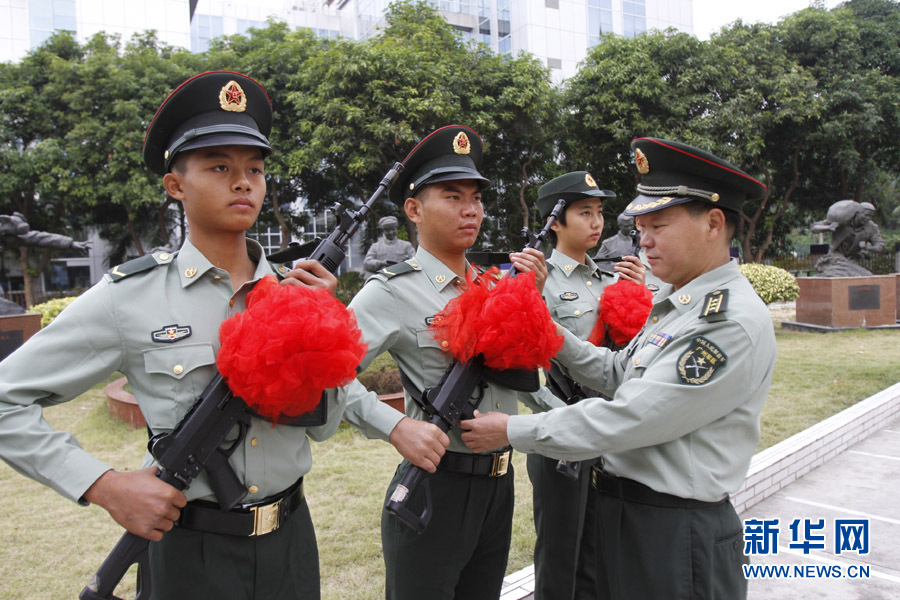 广东省军区教导大队为新兵授衔授枪