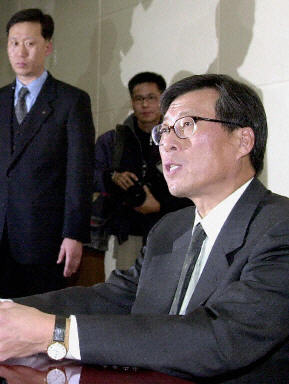 韩国现代集团牙山公司董事长郑梦宪跳楼自杀身亡