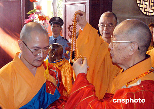 晋院升座庆典大会的中共福建省委常委,福建省统战部长陈营官(右一)