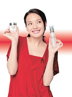 中新网8月5日电 据香港大公报报道,舒淇日前为某化妆品拍摄电视广告