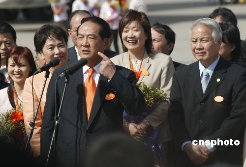 点击查看其它图片五月五日下午,由亲民党主席宋楚瑜率领的亲民党大陆