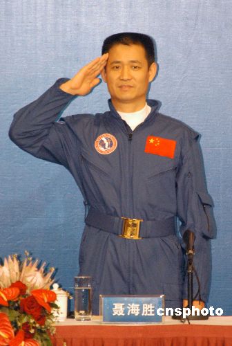 图聂海胜向澳门同胞致敬
