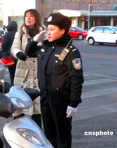 多图:沈阳第一支外勤女交警中队上岗执勤