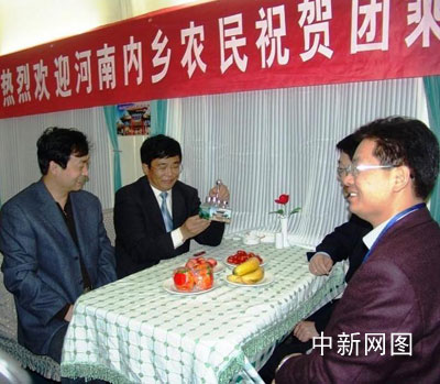 内乡农民祝贺团成员在列车上发放宣传资料各家媒体采访内乡县委书记翟