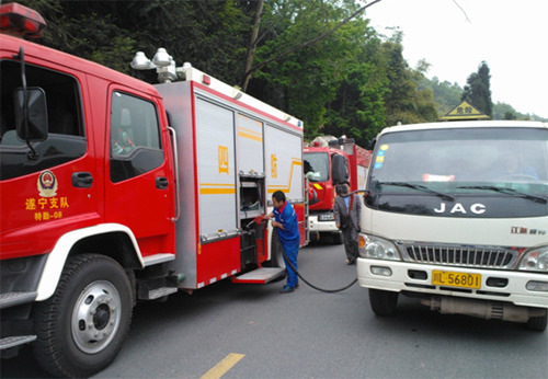 中国石化四川石油为救灾车辆免费加油