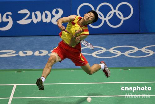 图中国选手陈金夺得奥运羽毛球男子单打铜牌