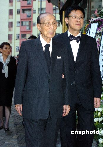 曾经与霍英东共事过的澳博行政总裁何鸿燊赶到殡仪馆向霍英东的灵位