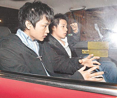 与堂兄霍启中一同乘的士离开