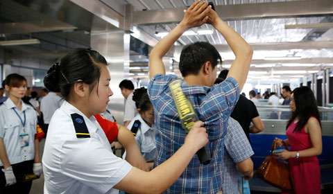 5月28日交通早高峰期间,乘客在导流栏内依次进入北京地铁龙泽站.