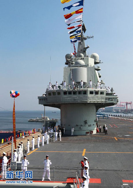 央视爆料航母机库藏杀器甲板上有轮胎印