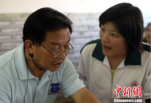 客属华人廖乐年义教英语班:没有课桌的祠堂教室