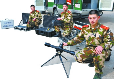 探营武警应急救援队:高压水枪1分钟击穿钢板(图)