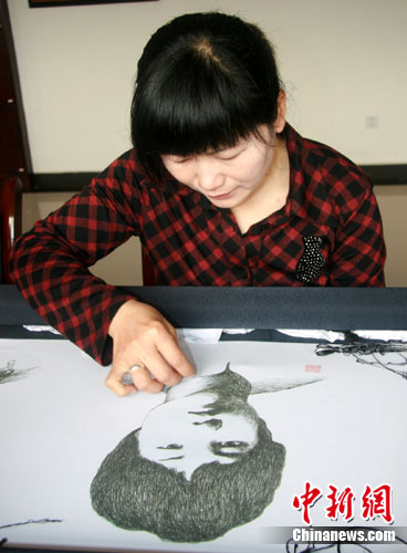 近百名绣女开绣湘籍英模画像长卷献礼建党90周年