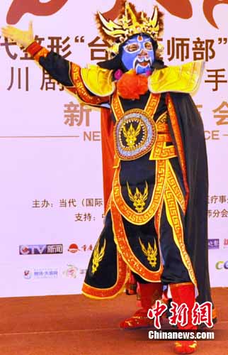 港产国宝级变脸大师韦瑞群表演变脸.