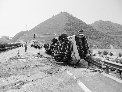 两货车追尾致硝酸泄漏高速路断流3小时图