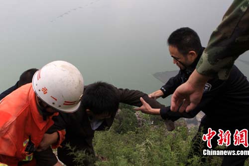 11名游客被困昆明西山悬崖12小时后安全获救