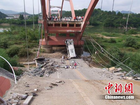 南平武夷山公馆大桥垮塌旅游巴士坠桥1死22伤