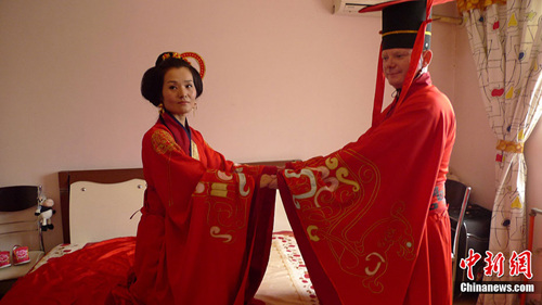 美国新郎迎娶中国新娘汉服婚礼“穿越”时空
