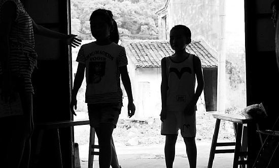 7岁小姐弟性早熟疑被喂避孕药亲妈后妈相互指责