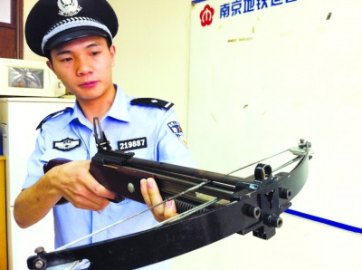 小伙弩弓射地铁 因射碎安全门玻璃被被刑拘(图)(2)