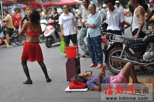 ���Ӱ硰�Ը�Ů�ɡ�����˿���ĸ��ͷ���֣�ͼ��