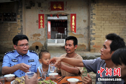 广西被拐获救儿童与警察共庆中秋节（图）