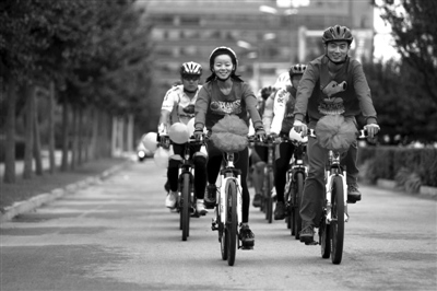 ���ɰ����г�����ӭȢ���ﳫ��̼�������У�ͼ��