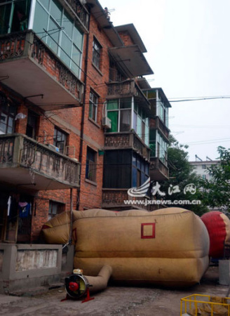 ��ì�ܺ����ӱܶ������ɷ�Я��Ů����¥��ɱ��ͼ��