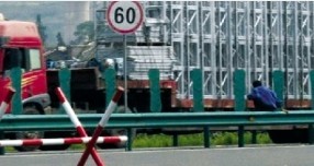 ����·����Ů�Ѵ�뿪������������ԭ�سյ�