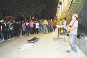 ��λ���˸����˼����н�ͷ���ʫ����ܾӡ�