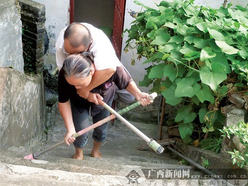 Ů�Ӽ޲���վ���м�С�ﱳ����¥��26�꣨ͼ��