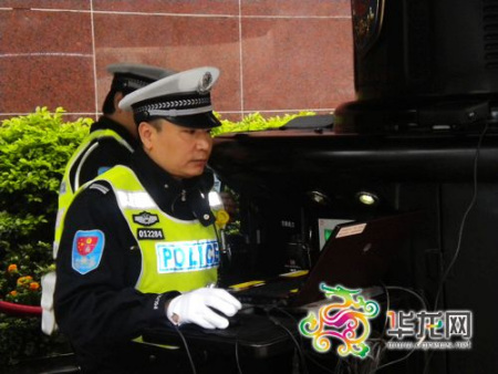 ��Ѳ�����ε���Ů����Ȼ�뿪������Ѱ����Ӧ�ж�