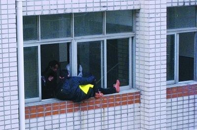 С������¥��ϵ��Ů��ǰ���ۿ���ͼ��