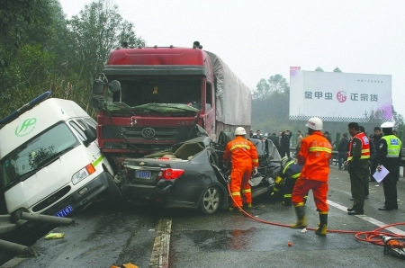 行人横穿成渝高速被撞引七车追尾一司机被夹身亡