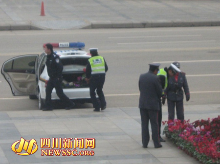 网曝交警两会期间搬走会场鲜花称为美化办公环境