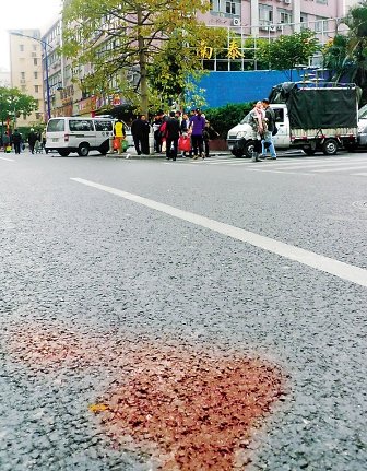 男子闹市街头执长刀插进胸膛被送医院抢救(图)