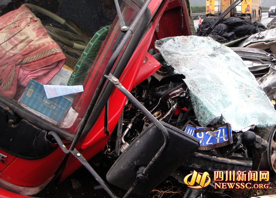 成南高速发生严重车祸捷达车被挤压成饼状（图）