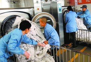 北京站一天洗涤八万件列车用被单桌布(图)