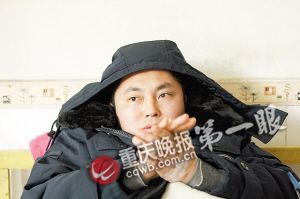 一家四口驾新车意外坠河退伍士兵跳入冰河搜救