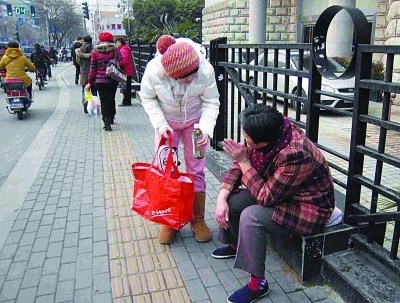 78岁老太晕倒路上路人旁观85后姑娘上前搀扶