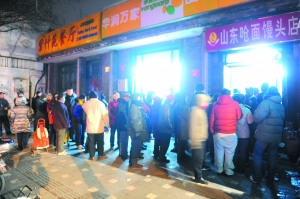 北京居民排队购年货深夜买馒头排队三小时