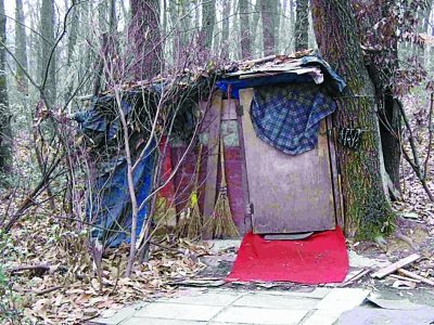 保洁工为避风雪搭建“野人蜗居”(图)
